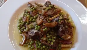 Agnello al Forno con Piselli e Funghi Porcini: Ricetta Facile