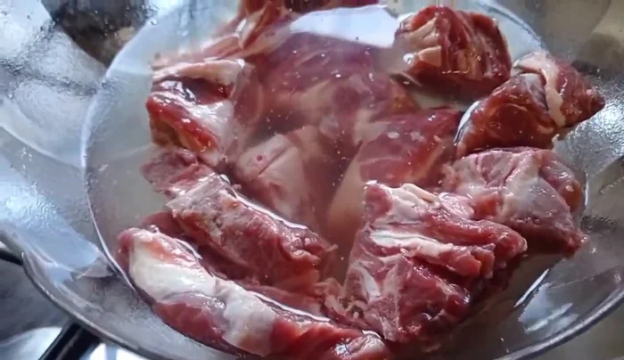 Mettere il cosciotto di agnello in acqua e aceto per circa 30 minuti per eliminare l'odore forte. (63.329)