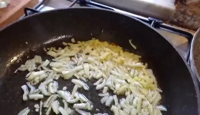 In due padelle diverse, cuocere separatamente: i funghi porcini con olio in una padella (90.99) e la cipolla con il prosciutto crudo nell'altra (96.93).