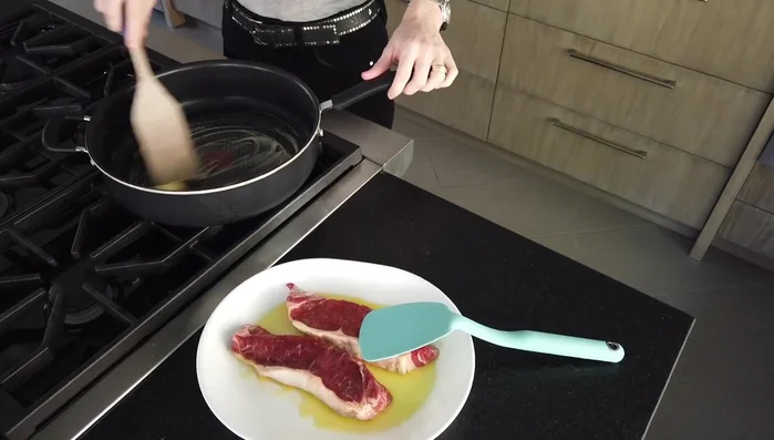 Marinare i filetti di carne in olio, sale e aglio in polvere (a temperatura ambiente).