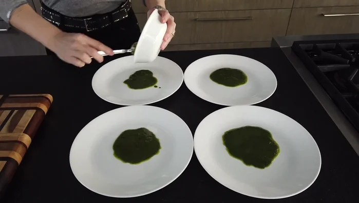 Impiattare: disporre i filetti (tagliati a metà), la salsa alla menta, un'insalata e panna montata (opzionale).