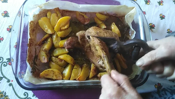 Spezzettare l'anatra e servirla con le patate arrosto.
