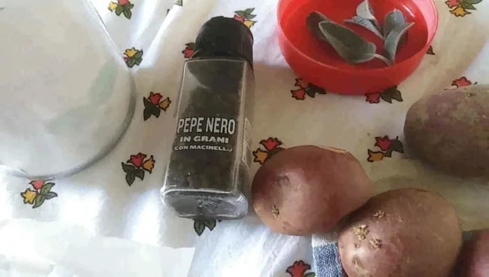 Sbucciare le patate di Colfiorito e condirle con olio di oliva, sale, pepe nero e rosmarino.