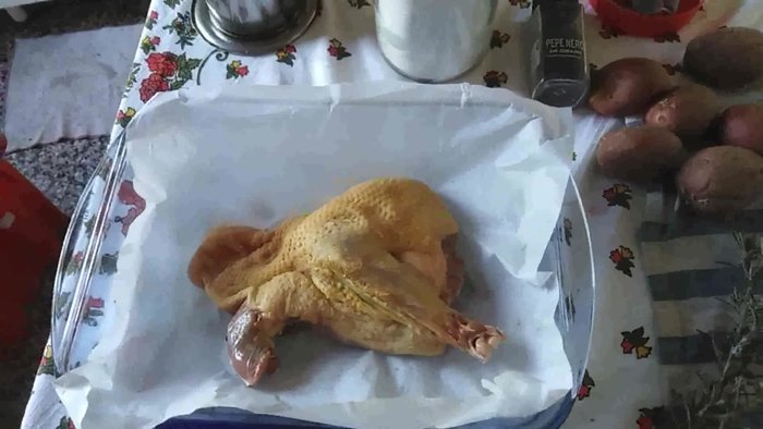 Aggiungere le patate intorno all'anatra nella teglia.