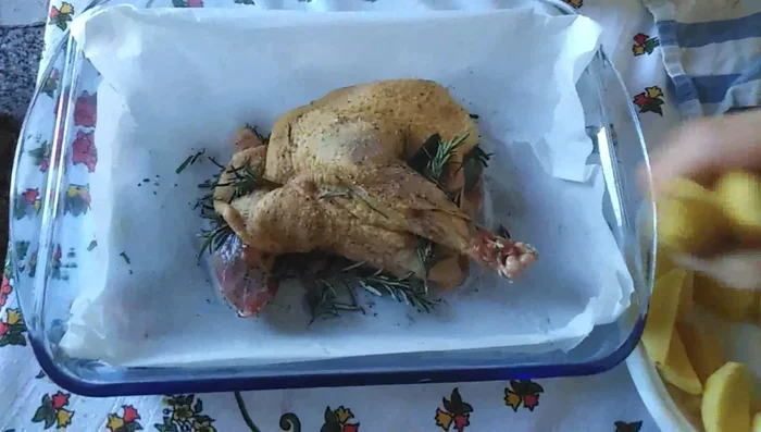 Condire la papera/anatra con olio di oliva, sale, pepe nero, foglioline di salvia e rosmarino.