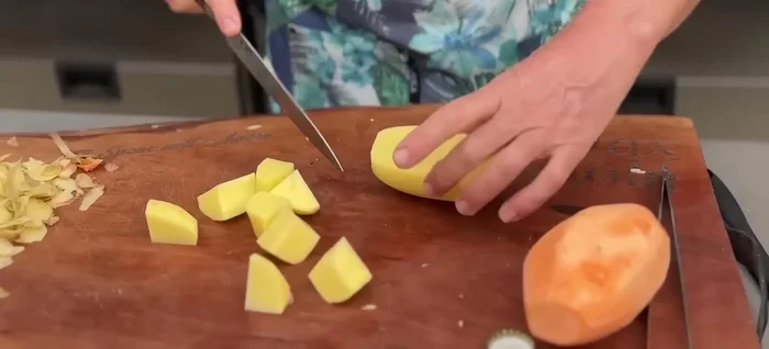 Aggiungere patate a pezzi grossi e radicchio di Treviso, cuocere per un'ora.