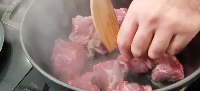 Rosolare la carne a pezzi, togliendo le impurità che galleggiano.