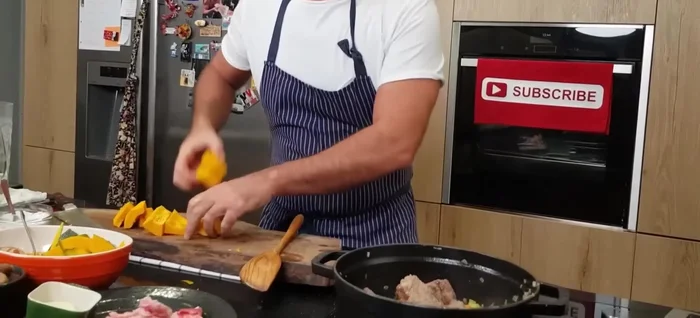 Aggiungere le castagne e la zucca a dadini.