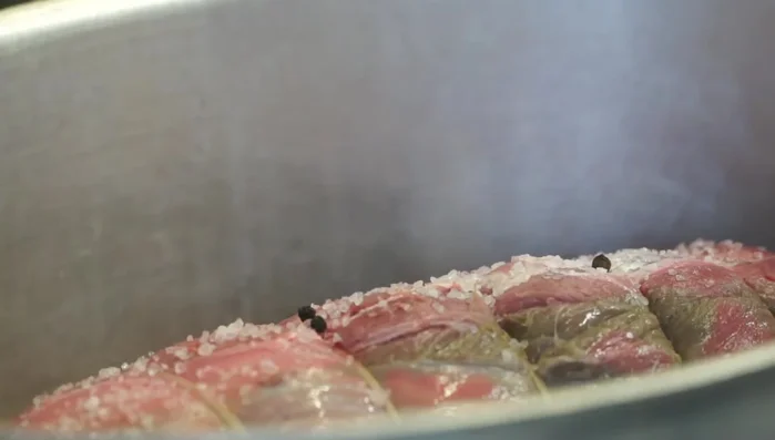 Rosolare la carne per 5-6 minuti per lato, girandola con i forchettoni.
