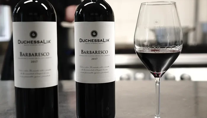 Sfumare con il Barbaresco, abbassando la fiamma e aspettando che il vino evapori.