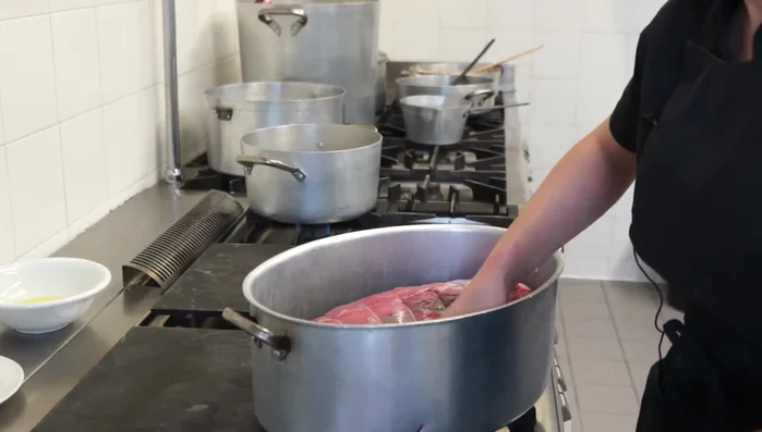 Aggiungere l'arrosto di Fassona, sedano, carote, aglio e rosmarino. Salare e pepare.