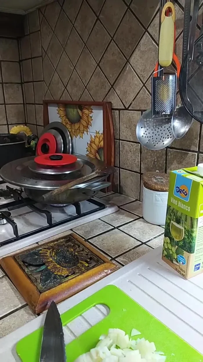 Sfumare con il vino bianco, lasciando evaporare l'alcol.