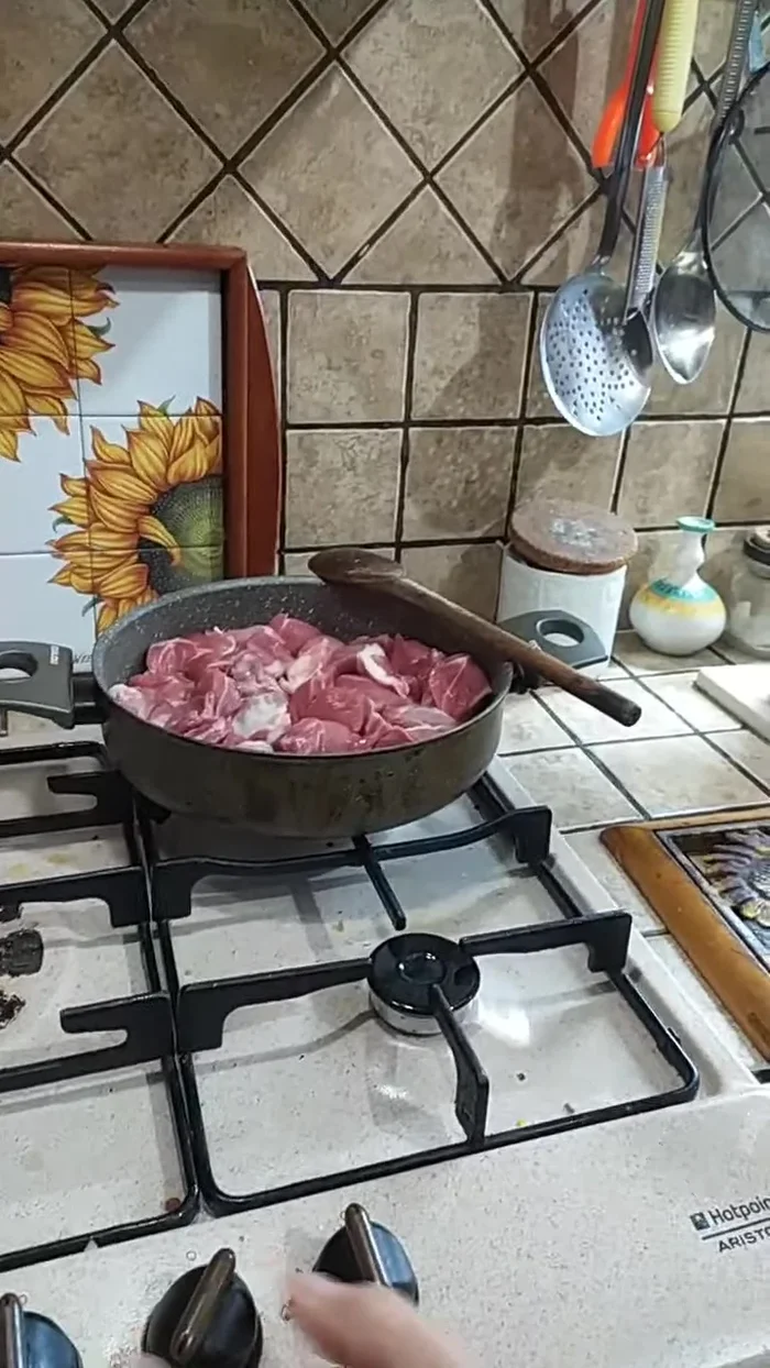 In una padella capiente, far scaldare abbondante olio d'oliva extravergine.