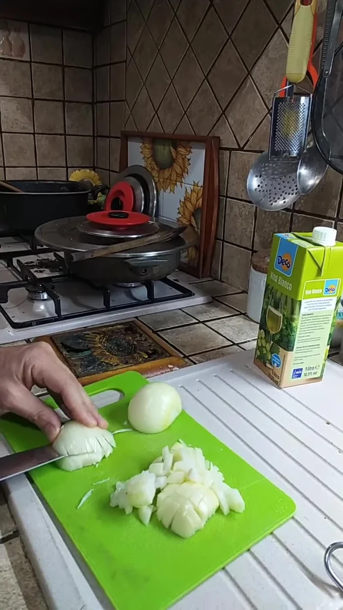 Aggiungere le cipolle tagliate finemente e farle appassire a fuoco medio, senza farle bruciare.