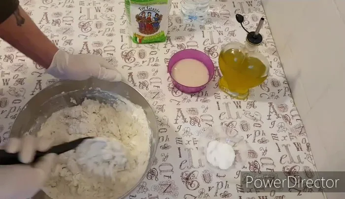Aggiungi gradualmente l'acqua restante fino ad ottenere un impasto abbastanza duro (circa 650 ml totali).