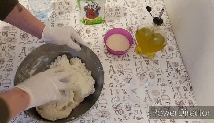 Aggiungi il sale, evitando di metterlo a contatto col lievito.