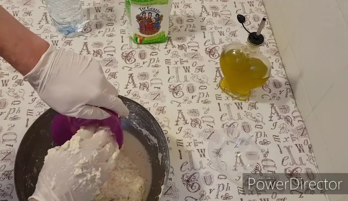 Aggiungi il lievito come ultimo ingrediente e impasta bene fino ad assorbimento completo.
