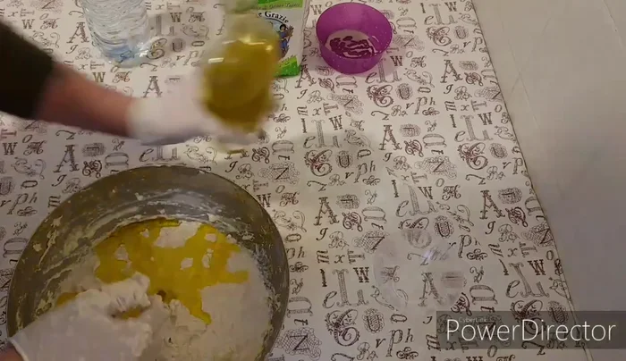 Aggiungi l'olio e continua ad impastare fino ad ottenere un impasto liscio ed elastico.
