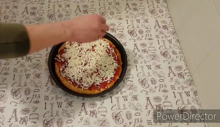 Una volta cotta, aggiungi la mozzarella e fai cuocere per altri 5 minuti.