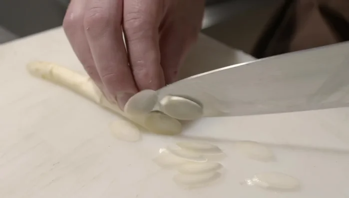 Preparare gli asparagi: creare delle lamelle di asparagi crudi per intervallarle tra le sfoglie di pasta. Con la parte più fibrosa, preparare una crema di asparagi, frullandoli dopo averli leggermente soffritti e aggiungendo brodo vegetale. Aggiustare di sale.