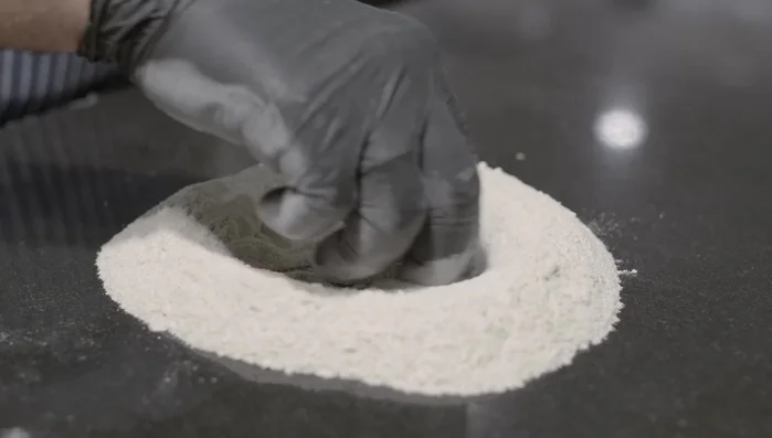 Preparare la pasta: impastare grano saraceno, uova e un pizzico di sale. La pasta risulterà di un colore amaranto.