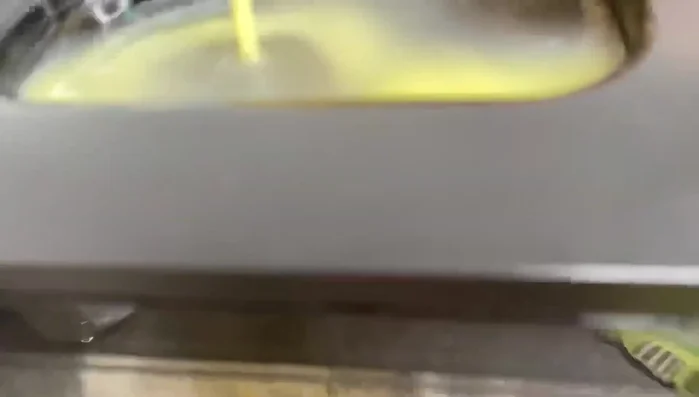 Lasciare che la macchina lavori l'impasto fino a quando non iniziano a formarsi le casarecce.