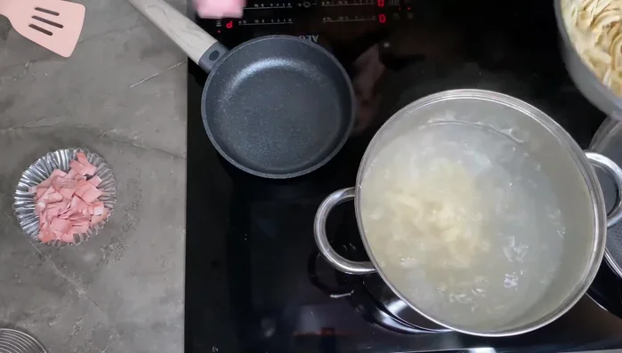 In un'altra padella, far soffriggere la mortadella a tocchetti fino a renderla croccante.