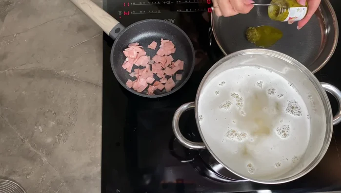 In una terza padella, versare il pesto di pistacchio.