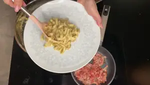 Casarecce al Pesto di Pistacchio e Mortadella Croccante