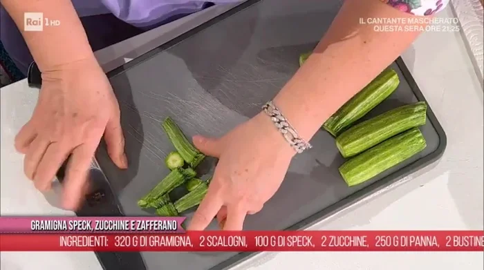 Preparare le zucchine: lavare, tagliare a rondelle o a bastoncini.