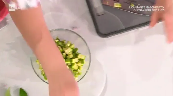 In una padella, rosolare leggermente lo scalogno tritato con un filo d'olio extravergine d'oliva. (697.339)