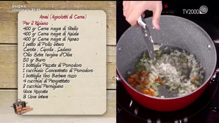 Aggiungere la carne e rosolare.
