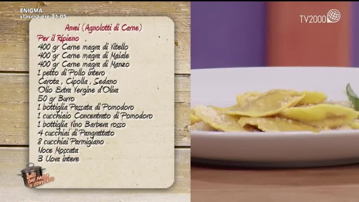 Preparare lo stracotto di carne: soffriggere sedano, carota e cipolla finemente tritati in olio e burro.