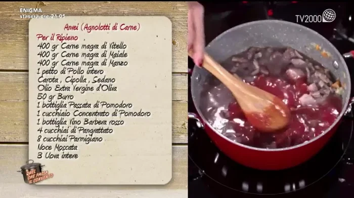 Aggiungere la passata e il concentrato di pomodoro, aggiustare di sale e cuocere lentamente, coprendo la pentola con un piatto fondo pieno a metà di Barbera per farla evaporare.