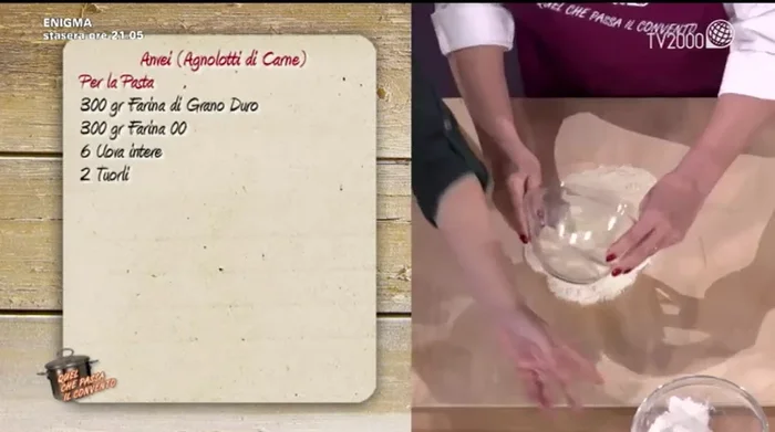 Stendere la pasta a strisce sottili con l'aiuto di una nonna papera.
