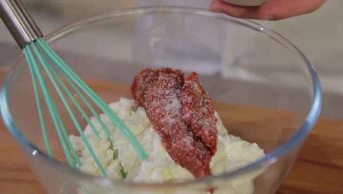 Unire tutti gli ingredienti nella ciotola, aggiungere un pizzico di sale e origano, mescolare e trasferire il composto in una sac à poche (93.759)