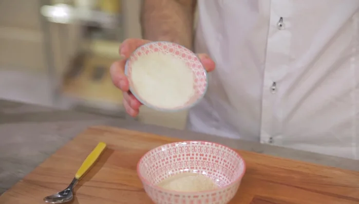 Mescolare pangrattato e pecorino romano (187.879)