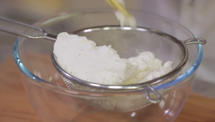 Setacciare la ricotta per renderla più fine (47.36)