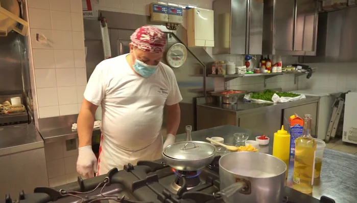 Aspettiamo che la bambolina si apra, tagliamo il paganello (probabilmente un altro ingrediente non specificato).