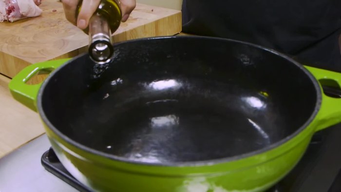 In una casseruola, aggiungere un po' d'olio e accendere il fuoco.