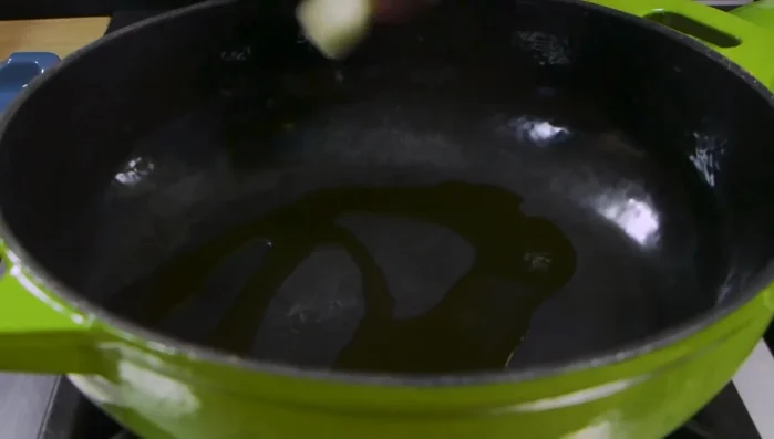 Aggiungere uno spicchio d'aglio e riscaldare bene l'olio.