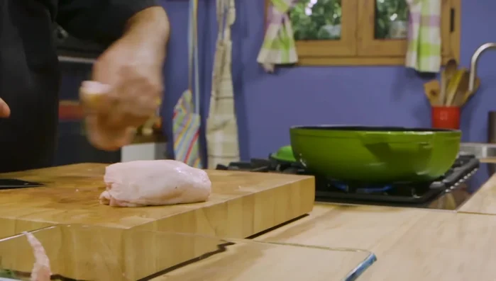 Aggiungere il pollo e farlo rosolare.