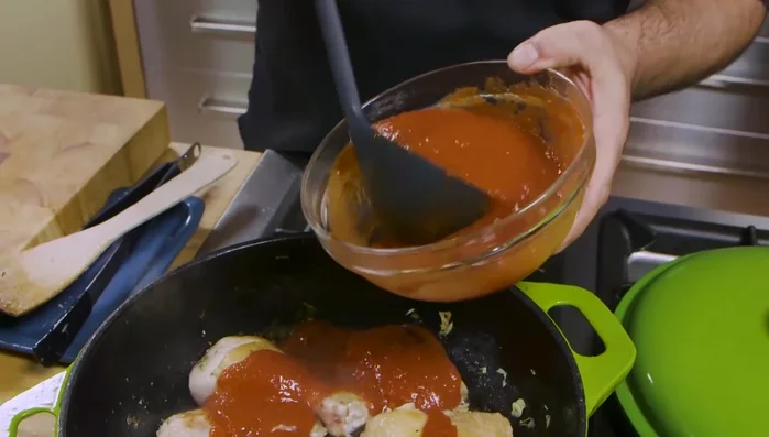 Aggiungere la passata di pomodoro.