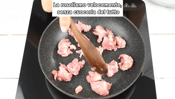 Rosolare velocemente la salsiccia sbriciolata in padella.