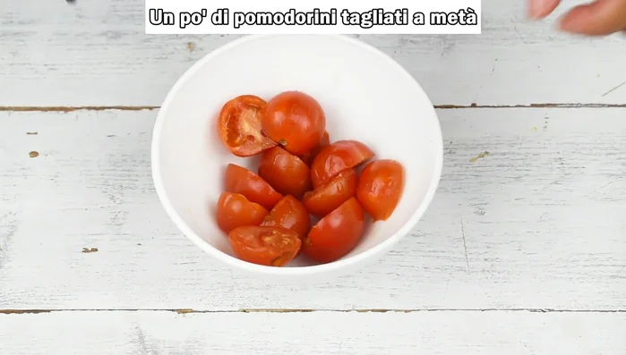 Tagliare i pomodorini a metà e la provola affumicata a dadini.