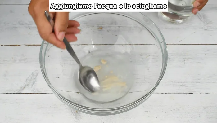 In una ciotola capiente, sciogliere il lievito di birra fresco nell'acqua tiepida. Aggiungere gradualmente la farina, mescolando con un cucchiaio.
