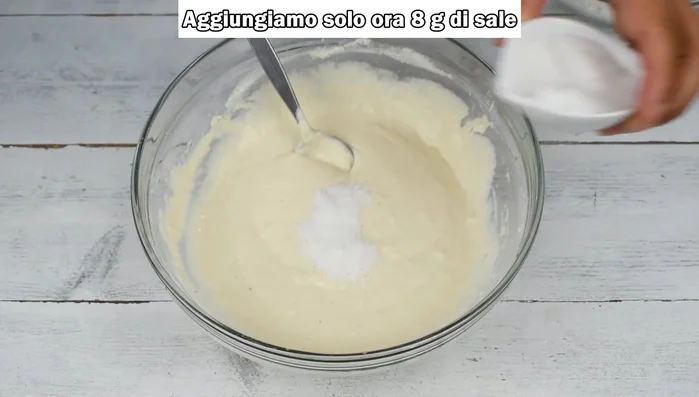 Aggiungere il sale, lontano dal lievito. Continuare a mescolare fino ad ottenere un impasto omogeneo.