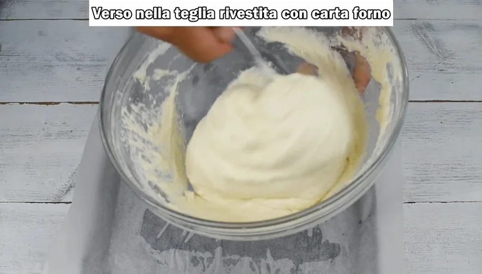 Versare l'impasto in una teglia rivestita di carta forno leggermente unta con olio.