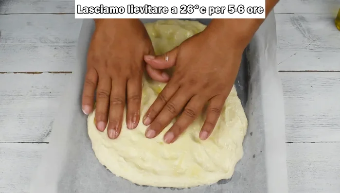 Stendere l'impasto su tutta la superficie della teglia.