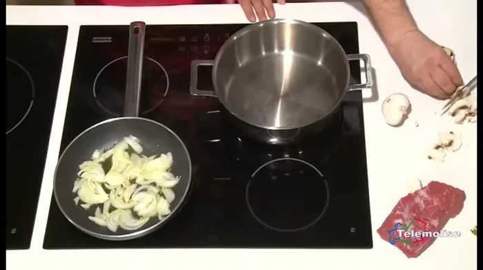 Tagliare i funghi a fette (144.56)